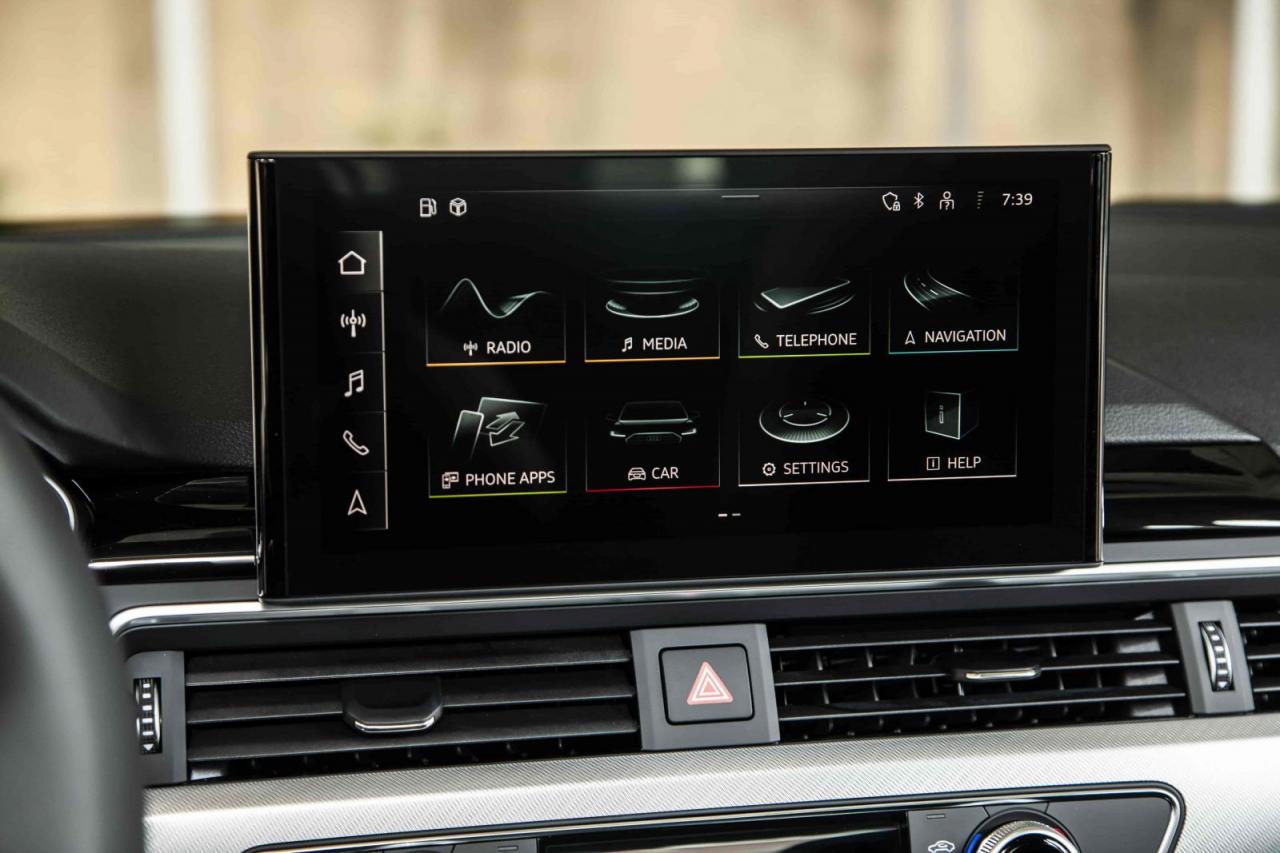 Nổi bật giữa bảng điều khiển trung tâm của Audi A4 2023 là màn hình cảm ứng MMI lớn cực thanh mảnh với độ dày chỉ 13 mm