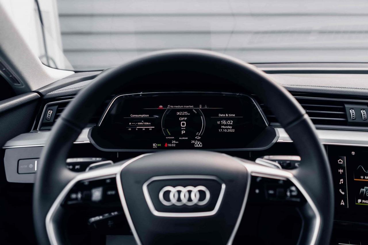 man hinh sau tay lai