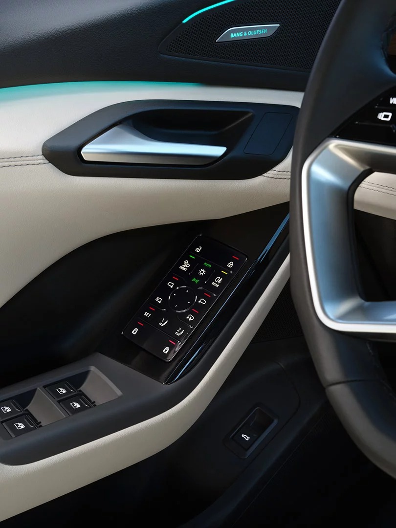 Bảng điều khiển trên Audi Q6 e-tron tích hợp trên cửa lái với thao tác cảm ứng êm ái là một điểm nhấn trong thiết kế nội thất mới