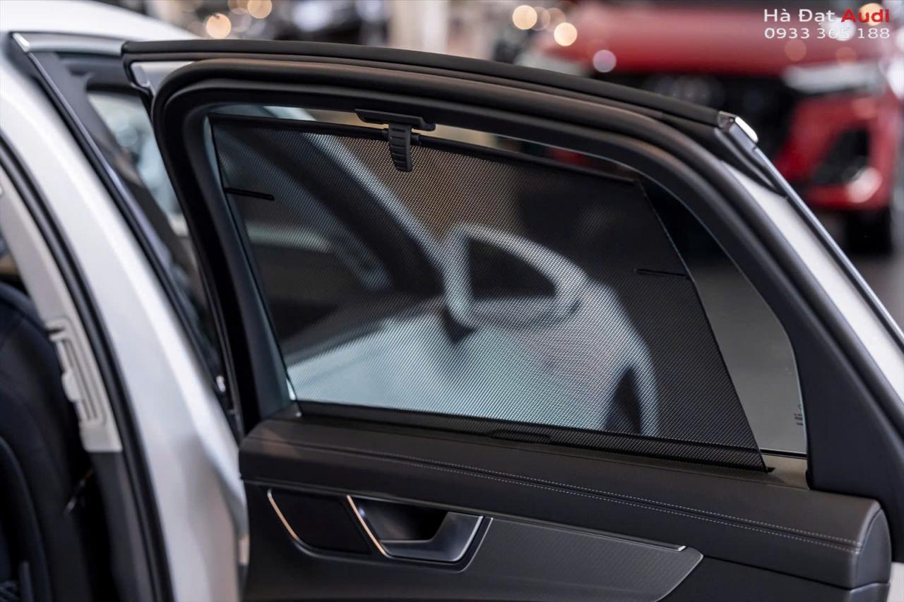 Rèm che nắng ở hàng ghế phía sau sang trọng và riêng tư