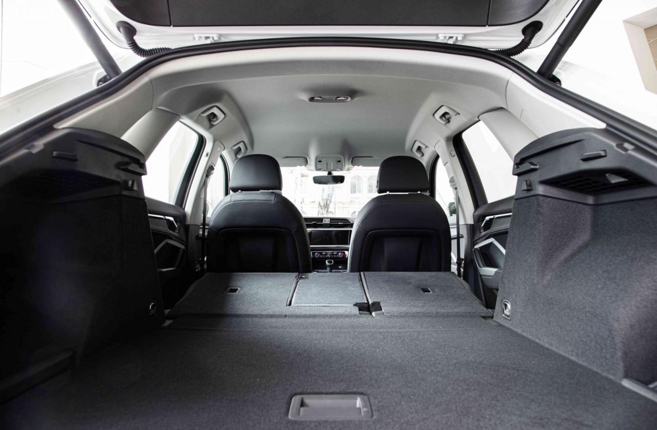 Khi phần tựa lưng ghế sau được gập xuống hoàn toàn, tổng dung tích hành lý sẽ tăng lên đến 1.525 lít