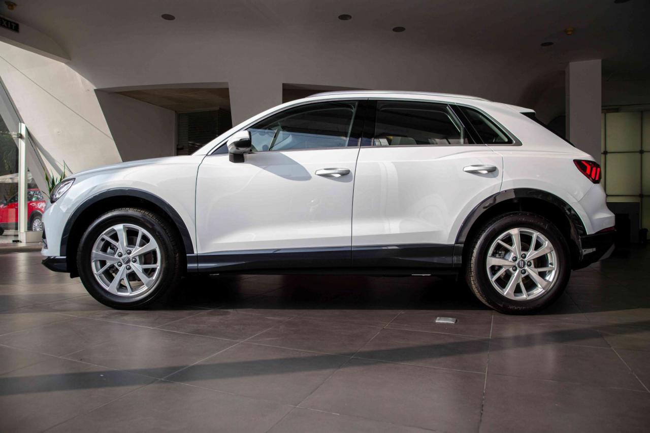 Thân xe Audi Q3 2023 liền lạc, mượt mà với phần mái vuốt dần về phía sau, cánh lướt gió ở cột D kéo xuống đầy tinh tế