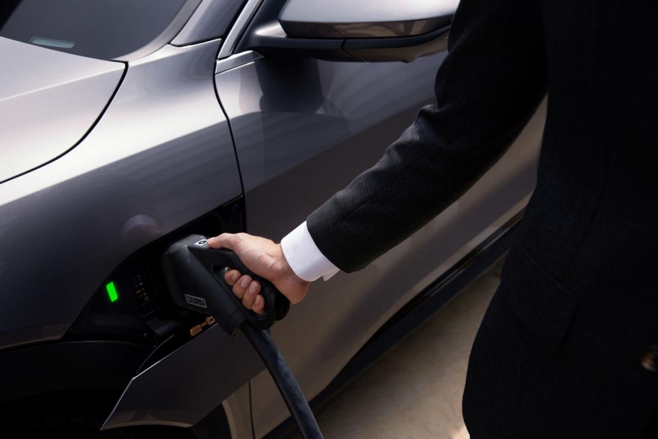 Sạc đầy e-tron SUV chỉ với 30 phút với dòng DC công suất 150 kW